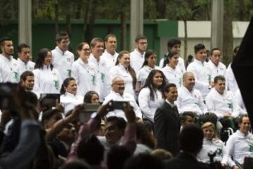 El presidente de México realizó el abanderamiento de los atletas mexicanos que participaran en los Juegos Olímpicos de Rio 2016. La atleta Daniela Campuzano fue la encargada de recibir el lábaro patrio 