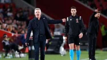 Real Mallorca�s Mexican coach Javier Aguirre reacts during the Spanish league football match between RCD Mallorca and Club Atletico de Madrid at the Mallorca Son Moix stadium in Palma de Mallorca on May 4, 2024. (Photo by JAIME REINA / AFP)
