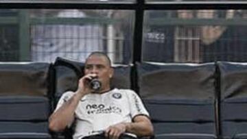 <b>EXHAUSTO. </b>Ronaldo descansa tras ser sustituido en su regreso.