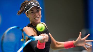 Garbi&ntilde;e Muguruza devuelve una bola ante Alison Van Uytvanck durante su partido de segunda ronda del WTA Wuhan Open en Wuhan.