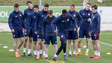 El Athletic, con Williams en primer plano, delante de Muniain (aún no está para jugar), se entrenó antes de viajar a Barcelona.