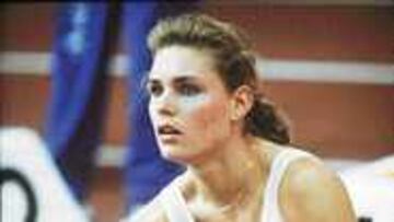 <B>LA MÁS VELOZ.</b> A la derecha, Krabbe cuando ganó el Mundial de 1991; arriba, en una imagen actual.