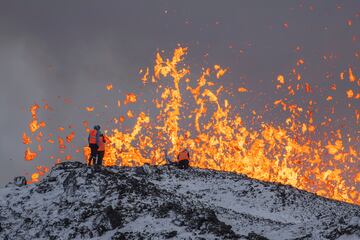 Científicos de la Universidad de Islandia toman medidas y muestras en la cresta frente a la parte activa de la fisura eruptiva del volcán activo en Grindavik. 