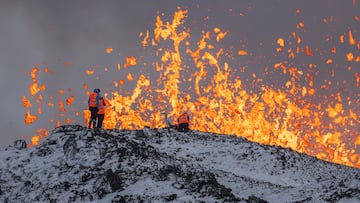 Científicos de la Universidad de Islandia toman medidas y muestras en la cresta frente a la parte activa de la fisura eruptiva del volcán activo en Grindavik. 