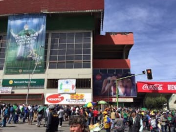 Los hinchas colombianos se toman las calles de La Paz