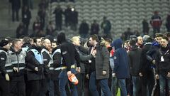 Los ultras del Lille invadieron el campo y se fueron a por los jugadores, todo en imágenes