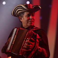 Egidio Cuadrado recibe premio en los Latin Grammy