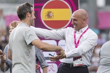 El presidente de la Federación Española de Fútbol, Luis Rubiales celebró la victoria con el entrenador del equipo español, Jorge Vilda.