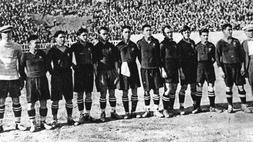 La alineaci&oacute;n del Bar&ccedil;a de aquella final de Copa de 1920 ante el Athletic. De izquierda a derecha, Zamora, Planas, Surroca, Sagi B., Samitier, Alc&aacute;ntara, Galicia, Mart&iacute;nez, Torralba, Piera, Sancho y Jack Greenwell, el entrenador.