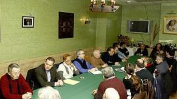 <b>ENCUENTRO. </b>Las peñas se reunieron ayer con el técnico Felipe.