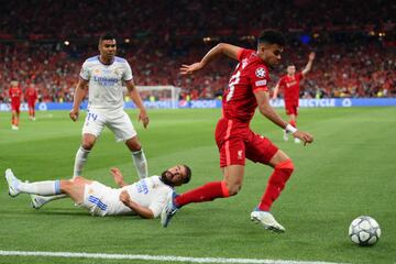 Liverpool y Real Madrid, disputan el título internacional más importante del mundo del fútbol en el Stade de France de París. Los ingleses, con Luis Díaz en cancha desde el arranque, buscan su séptima Champions League. Por otro lado, el Real Madrid, club más ganador del torneo, cuenta con 13 actualmente y, de la mano de Karim Benzema, Modrić y Vinicius Jr, buscan ratificar su condición de favoritos.