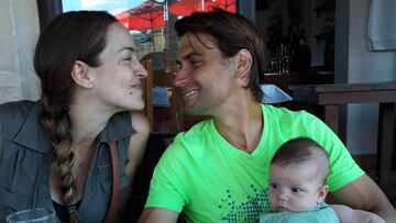 David Ferrer junto a su esposa y su primogénito.