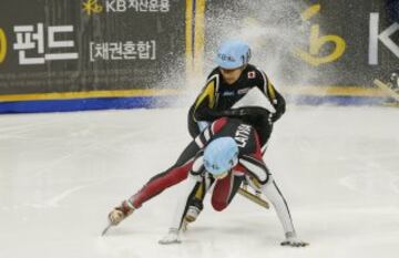 Campeonato Mundial de Patinaje de Velocidad en Seúl, Corea del Sur. Prueba masculina de 500 metros. En la imagen, Kazuki Yoshinaga choca con Roberto Pukitis. 