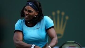 Serena Williams devuelve una bola durante el partido de esta pasada madrugada.