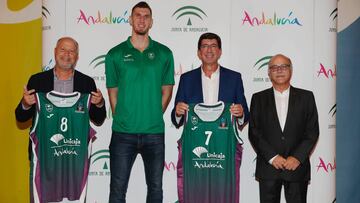 Juan Marín, vicepresidente de la Junta de Andalucía, y Javier Imbroda, consejero de Educación y Deporte, durante la presentación de las camisetas.
