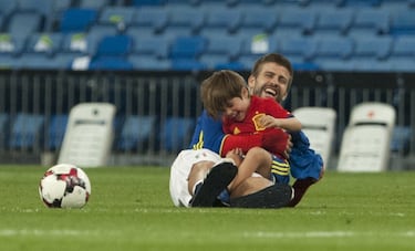 Piqu jugando con su hijo.
