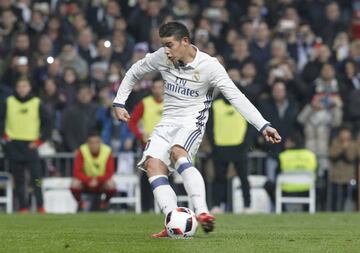 James lanza el penalti del 3-0 ante el Sevilla.