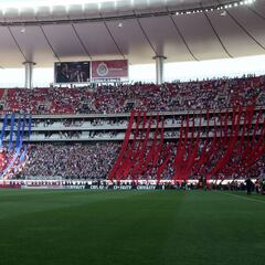 La afición de las Chivas recibió a su equipo con un mosaico
