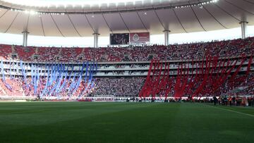 La afición de las Chivas recibió a su equipo con un mosaico