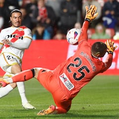 El Rayo rechaza una oferta por De Tomás del AEK de Atenas