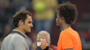 El suizo Roger Federer felicita al francés Gael Monfils, derecha, tras su última derrota esta semana en el torneo de Shanghai.
