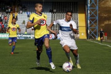 Diego Díaz intenta ganar la posesión del balón al atacante cruzado.