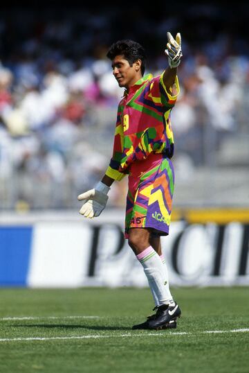 Hasta la fecha, aparece como uno de los mejores porteros de la historia, situación que le otorgó ser el primer futbolista mexicano en aparecer en un comercial de Nike. Su carisma y talento lo llevaría a estar entre los mejores equipos del Viejo Continente, además de asegurarle ser un “vende camisetas” como hoy en día lo hace “Chicharito” Hernández. 