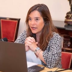 La alcaldesa de A Coruña: "Los positivos se conocían a las cuatro y no se informó hasta las ocho"