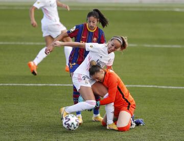 Gol anulado a Kosovare Asllani por falta a Paños. 
