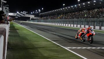 QTR 02. Doha (Qatar), 18/03/2018.- Italian MotoGP rider Andrea Dovizioso (R) of Ducati Team and Spanish rider Marc Marquez of Repsol Honda in action during the Motorcycling Grand Prix of Qatar at Losail International Circuit near Doha, Qatar, 18 March 2018. (Ciclismo, Motociclismo) EFE/EPA/NOUSHAD THEKKAIL