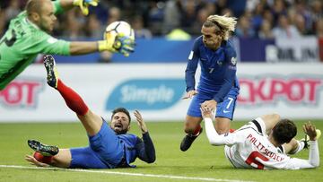 Francia clasifica al Mundial con los goles de Griezmann y Giroud