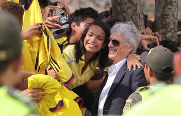 José Néstor Pékerman se fue de la Selección Colombia. El técnico argentino se va después de seis años, la clasificación a dos mundiales, descubrir nuevos talentos y figuras para el fútbol colombiano y el récord de partidos dirigidos con el equipo nacional. Acá unas imágenes para el recuerdo. ¡Gracias Profe!