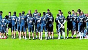 <b>PROPÓSITO DE ENMIENDA. </b>Pellegrini habló con los jugadores ayer.