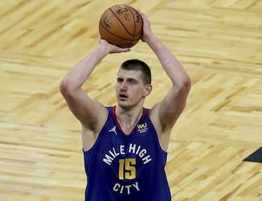 El ala-pívot serbio (26 años y 2,11 m) es una de las rara avis que han explotado en la NBA. Es capaz de jugar como un base, de ver como un base, de subir el balón como un base. Sus condiciones físicas (nunca muy delgado, que digamos) no le han impedido dominar la zona rival y ser un líder para Denver Nuggets, que lo eligió en el pick 41, en la segunda ronda. Después de asentar al equipo en los playoffs las últimas temporadas, su objetivo este curso es dar un paso más y luchar por alcanzar las Finales de la NBA en una Conferencia Oeste hostil y muy, pero que muy difícil.