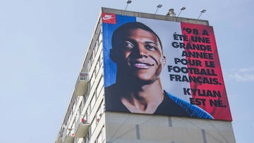 Mbappé, homenajeado en su localidad con una lona gigante