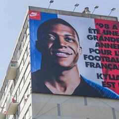 Mbappé, homenajeado en su localidad con una lona gigante