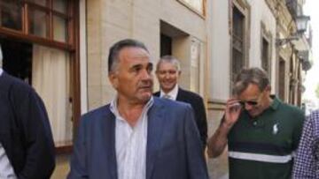 <b>ADMINISTRADORES. </b>Huidobro, Porrúa (al fondo) y Gordillo, junto a tres periodistas de AS en Sevilla.