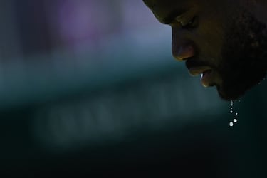 Gotas de sudor caen de la barbilla del jugador estadounidense Frances Tiafoe.