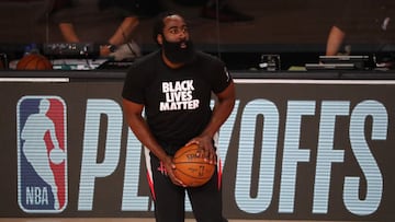 James Harden, antes de un partido de la NBA con Houston Rockets