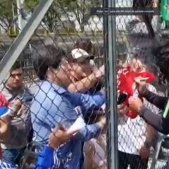 Niño le pide a René Higuita que firme su camiseta de América