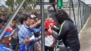 Ren&eacute; Higuita le firm&oacute; a un ni&ntilde;o la camiseta de Am&eacute;rica de Cali