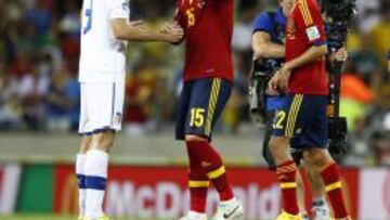 Chiellin y Ramos se saludan al término de un partido entre España e Italia