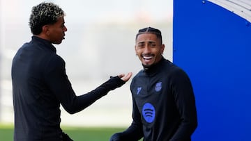 The Dutchman’s return to the starting eleven will be Barcelona’s biggest advantage at Stamford Bridge.