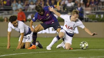 Tottenham midfielder Luke Amos, left, and Oliver Skip, right, go after the ball along with Barcelona' Alex Collado during the second half of an International Champions Cup tournament soccer match Saturday, July 28, 2018, in Pasadena, Calif. Barcelona