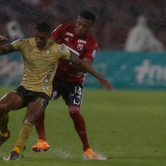 En imágenes, el duelo entre DIM y Águilas con lluvia incluida