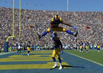 El defensa de los Rams Lamarcus Joyner celebra la intercepción de un pase del quaterback rival durante un partido de la NFL. La forma es muy plástica y recuerda al popular juego de churro, media manga, manga entera.