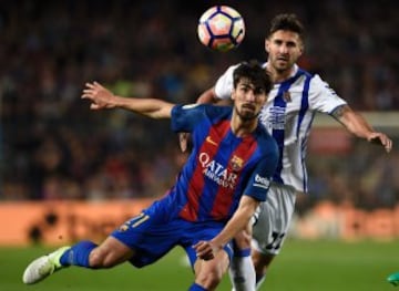 Barcelona's Portuguese midfielder Andre Gomes (L) vies with Real Sociedad's Brazilian forward Raul Navas during the Spanish league football match FC Barcelona vs Real Sociedad at the Camp Nou stadium in Barcelona on April 15, 2017. / AFP PHOTO / LLUIS GEN