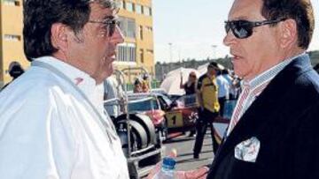 <b>ORGANIZADOR. </b>Pareja, a la izquierda, conversando con Carlos Gracia, presidente de la Federación.