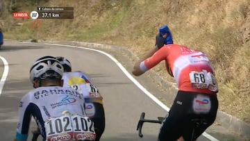 El colombiano sufrió en la subida a San Lorenzo y su compañero de equipo, Ben Turner lo auxilio ante el intenso calor que se vivió en el recorrido que terminó en La Farrapona