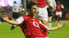 Cesc F&aacute;bregas celebra un gol con el Arsenal junto  a Reyes. 